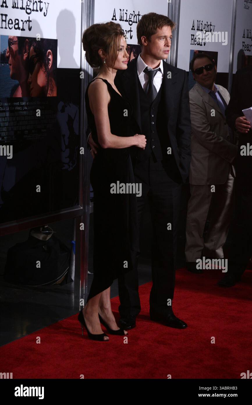 Juni 2007. New York City . Schauspielerin Angelina Jolie und Produzent Brad Pitt nehmen an der New Yorker Premiere von „A Mighty Heart“ Teil, die im Ziegfeld Theatre stattfindet. In dem Film spielt Angelina Jolie Mariane Pearl, die Ehefrau des getöteten Wall Street Journal-Reporters Daniel Pearl. Brad Pitt ist der Produzent des Films. (Kreditbild: © Sharkpixs/ZUMA Press) Stockfoto