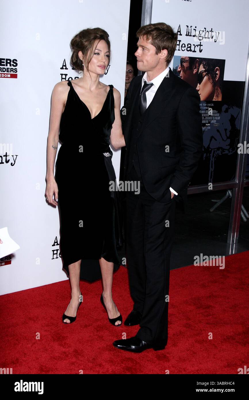 Juni 2007. New York City . Schauspielerin Angelina Jolie und Produzent Brad Pitt nehmen an der New Yorker Premiere von „A Mighty Heart“ Teil, die im Ziegfeld Theatre stattfindet. In dem Film spielt Angelina Jolie Mariane Pearl, die Ehefrau des getöteten Wall Street Journal-Reporters Daniel Pearl. Brad Pitt ist der Produzent des Films. (Kreditbild: © Sharkpixs/ZUMA Press) Stockfoto