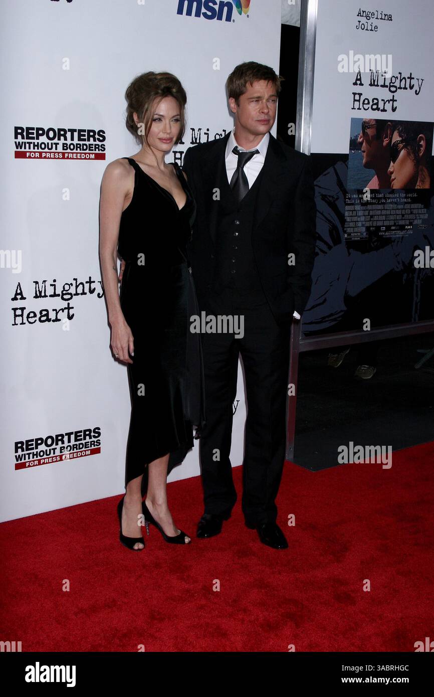 Juni 2007. New York City . Schauspielerin Angelina Jolie und Produzent Brad Pitt nehmen an der New Yorker Premiere von „A Mighty Heart“ Teil, die im Ziegfeld Theatre stattfindet. In dem Film spielt Angelina Jolie Mariane Pearl, die Ehefrau des getöteten Wall Street Journal-Reporters Daniel Pearl. Brad Pitt ist der Produzent des Films. (Kreditbild: © Sharkpixs/ZUMA Press) Stockfoto