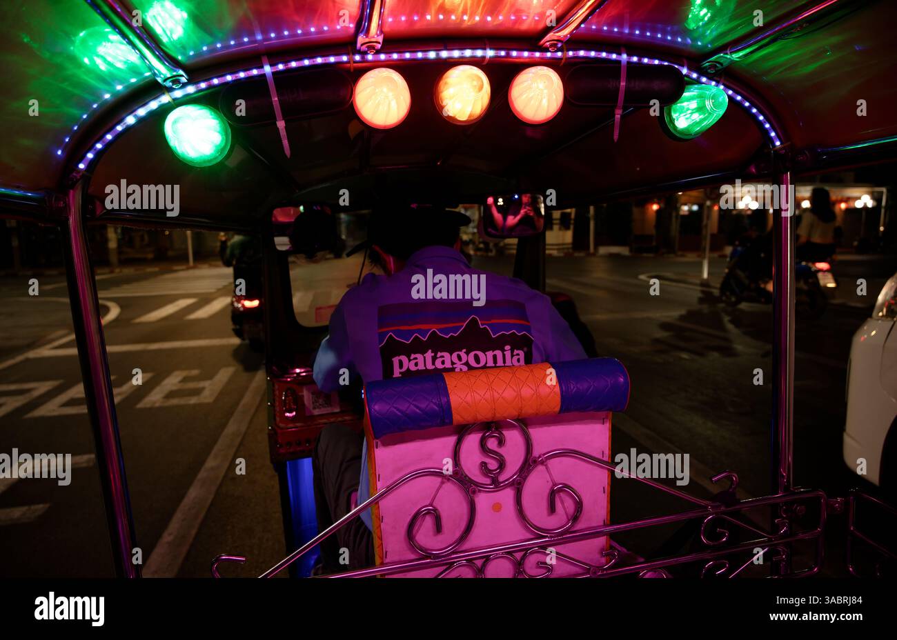 Erkunden Sie Bangkoks leere Straßen bei Nacht in einem neonbeleuchteten Tuk Tuk Stockfoto