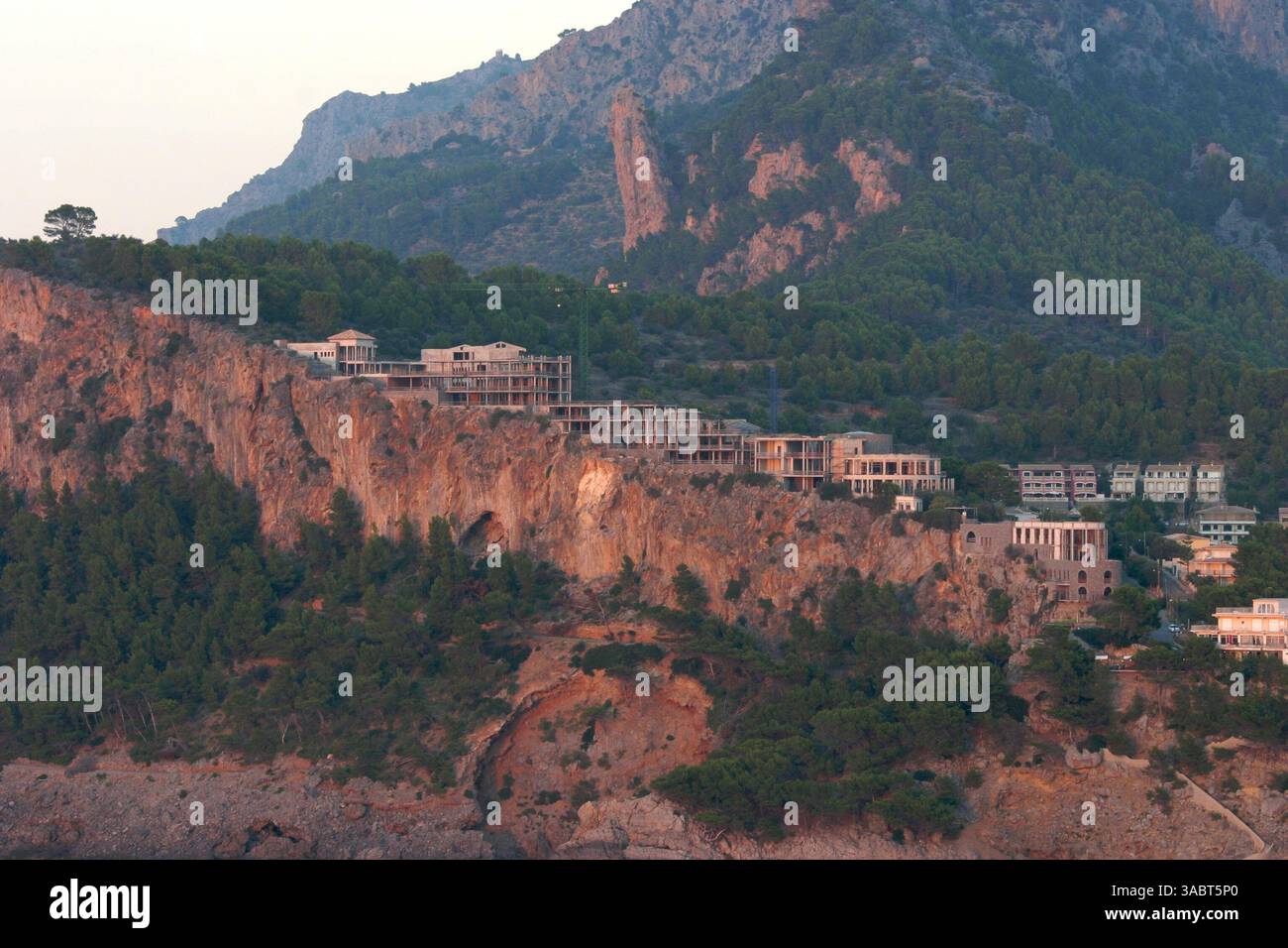 16. Oktober 2007 - Port Soller, Mallorca, Spanien - der Sa Talaia Komplex in Port Soller wurde von Jumeirah gekauft, dem in Dubai ansässigen internationalen Luxus-Hotelunternehmen und Mitglied der Dubai Holding, die ihn als Spaniens erstes 7-Sterne-Resort und Spa entwickeln. Die Hotelentwicklung wurde von der Deka Immobilien GmbH für den Immobilienfonds WestInvest InterSelect übernommen und wird von der Jumeirah-Gruppe im Rahmen eines langfristigen Mietvertrags vermietet. Das Hotel verfügt über 120 Zimmer und Suiten mit Blick auf das Meer oder den Hafen, die alle über eine Terrasse oder einen Balkon verfügen. Das Resort bietet modernste Konferenz und Ban Stockfoto