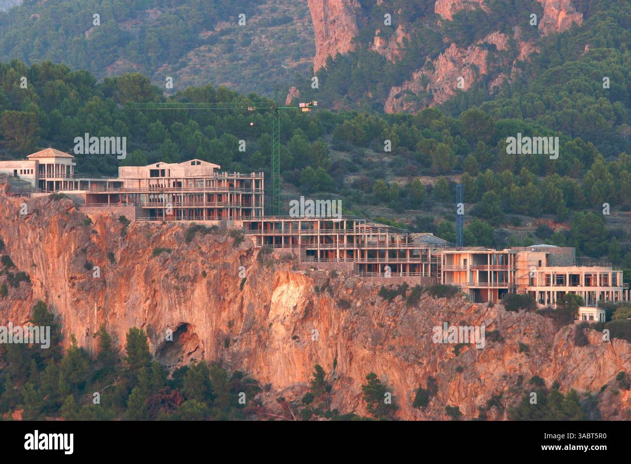 16. Oktober 2007 - Port Soller, Mallorca, Spanien - der Sa Talaia Komplex in Port Soller wurde von Jumeirah gekauft, dem in Dubai ansässigen internationalen Luxus-Hotelunternehmen und Mitglied der Dubai Holding, die ihn als Spaniens erstes 7-Sterne-Resort und Spa entwickeln. Die Hotelentwicklung wurde von der Deka Immobilien GmbH für den Immobilienfonds WestInvest InterSelect übernommen und wird von der Jumeirah-Gruppe im Rahmen eines langfristigen Mietvertrags vermietet. Das Hotel verfügt über 120 Zimmer und Suiten mit Blick auf das Meer oder den Hafen, die alle über eine Terrasse oder einen Balkon verfügen. Das Resort bietet modernste Konferenz und Ban Stockfoto