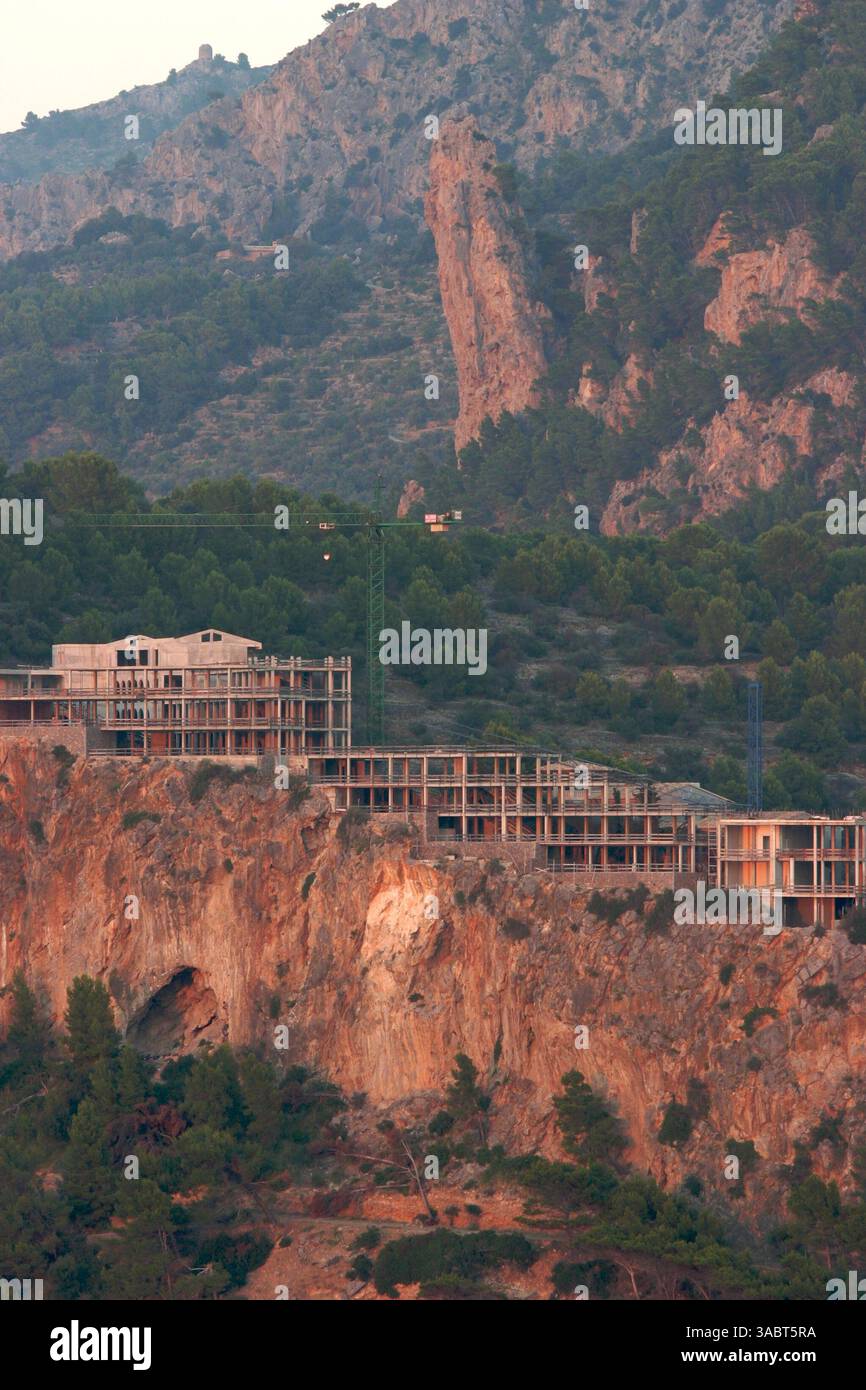 16. Oktober 2007 - Port Soller, Mallorca, Spanien - der Sa Talaia Komplex in Port Soller wurde von Jumeirah gekauft, dem in Dubai ansässigen internationalen Luxus-Hotelunternehmen und Mitglied der Dubai Holding, die ihn als Spaniens erstes 7-Sterne-Resort und Spa entwickeln. Die Hotelentwicklung wurde von der Deka Immobilien GmbH für den Immobilienfonds WestInvest InterSelect übernommen und wird von der Jumeirah-Gruppe im Rahmen eines langfristigen Mietvertrags vermietet. Das Hotel verfügt über 120 Zimmer und Suiten mit Blick auf das Meer oder den Hafen, die alle über eine Terrasse oder einen Balkon verfügen. Das Resort bietet modernste Konferenz und Ban Stockfoto