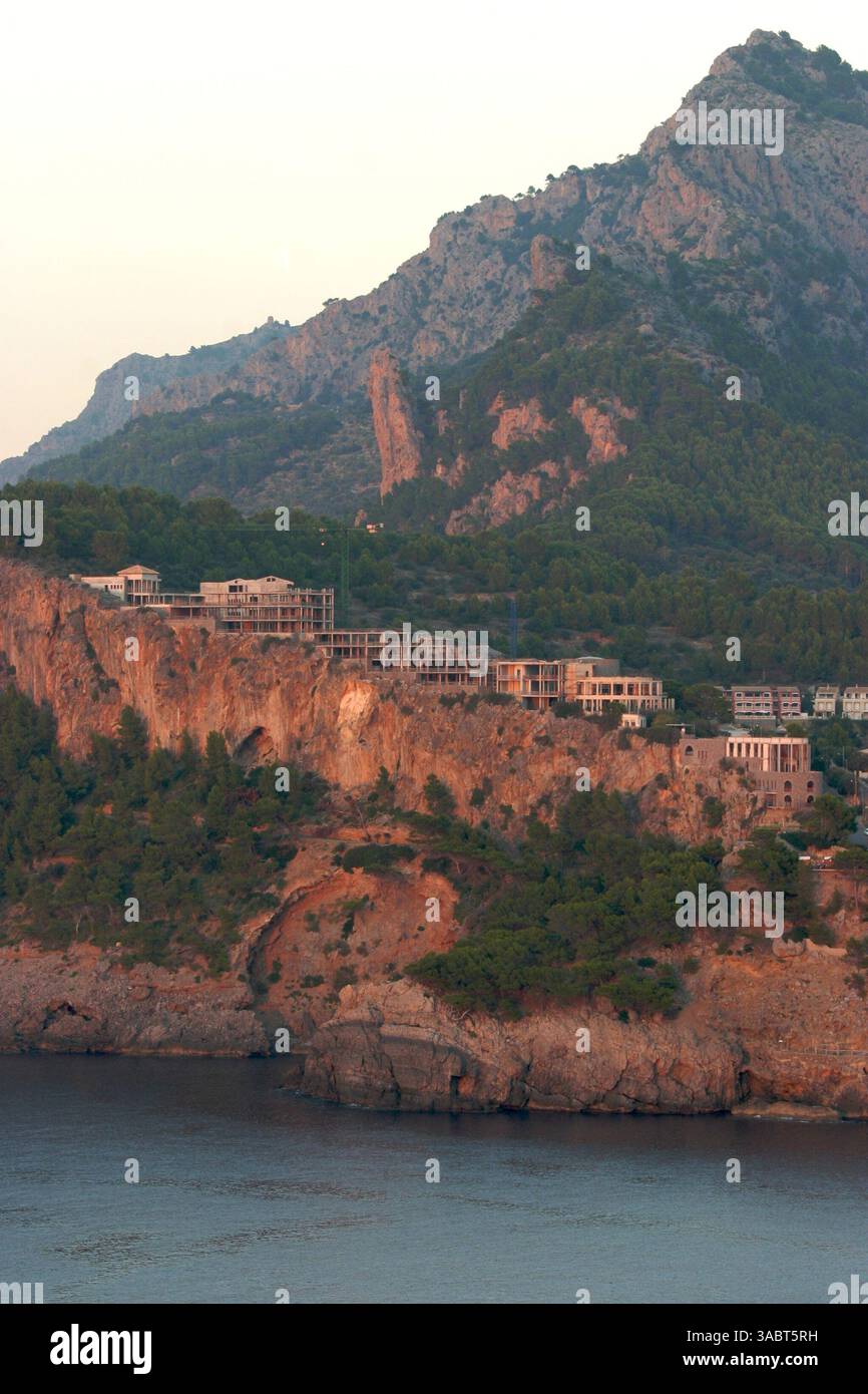 16. Oktober 2007 - Port Soller, Mallorca, Spanien - der Sa Talaia Komplex in Port Soller wurde von Jumeirah gekauft, dem in Dubai ansässigen internationalen Luxus-Hotelunternehmen und Mitglied der Dubai Holding, die ihn als Spaniens erstes 7-Sterne-Resort und Spa entwickeln. Die Hotelentwicklung wurde von der Deka Immobilien GmbH für den Immobilienfonds WestInvest InterSelect übernommen und wird von der Jumeirah-Gruppe im Rahmen eines langfristigen Mietvertrags vermietet. Das Hotel verfügt über 120 Zimmer und Suiten mit Blick auf das Meer oder den Hafen, die alle über eine Terrasse oder einen Balkon verfügen. Das Resort bietet modernste Konferenz und Ban Stockfoto