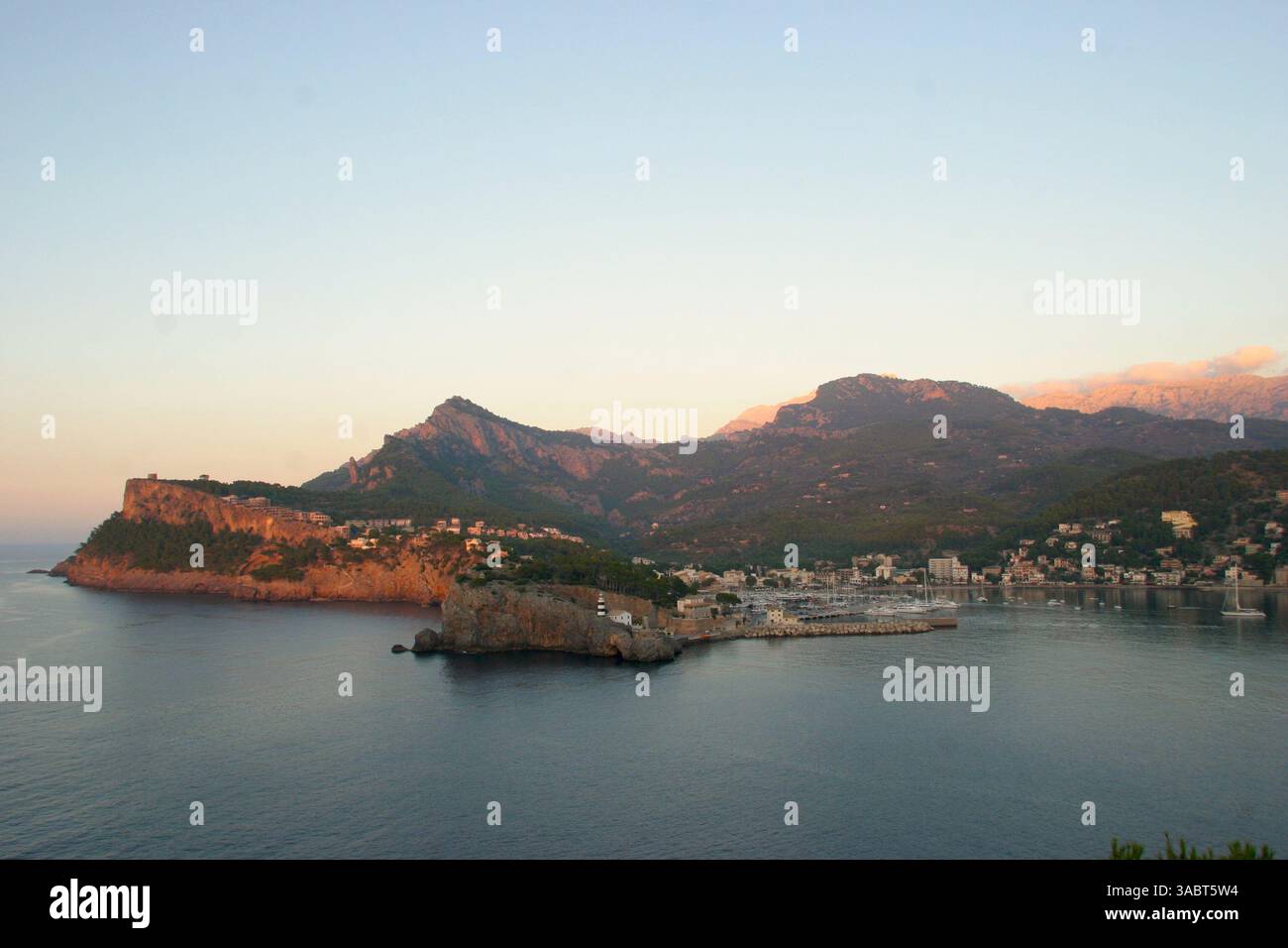 16. Oktober 2007 - Port Soller, Mallorca, Spanien - der Sa Talaia Komplex in Port Soller wurde von Jumeirah gekauft, dem in Dubai ansässigen internationalen Luxus-Hotelunternehmen und Mitglied der Dubai Holding, die ihn als Spaniens erstes 7-Sterne-Resort und Spa entwickeln. Die Hotelentwicklung wurde von der Deka Immobilien GmbH für den Immobilienfonds WestInvest InterSelect übernommen und wird von der Jumeirah-Gruppe im Rahmen eines langfristigen Mietvertrags vermietet. Das Hotel verfügt über 120 Zimmer und Suiten mit Blick auf das Meer oder den Hafen, die alle über eine Terrasse oder einen Balkon verfügen. Das Resort bietet modernste Konferenz und Ban Stockfoto