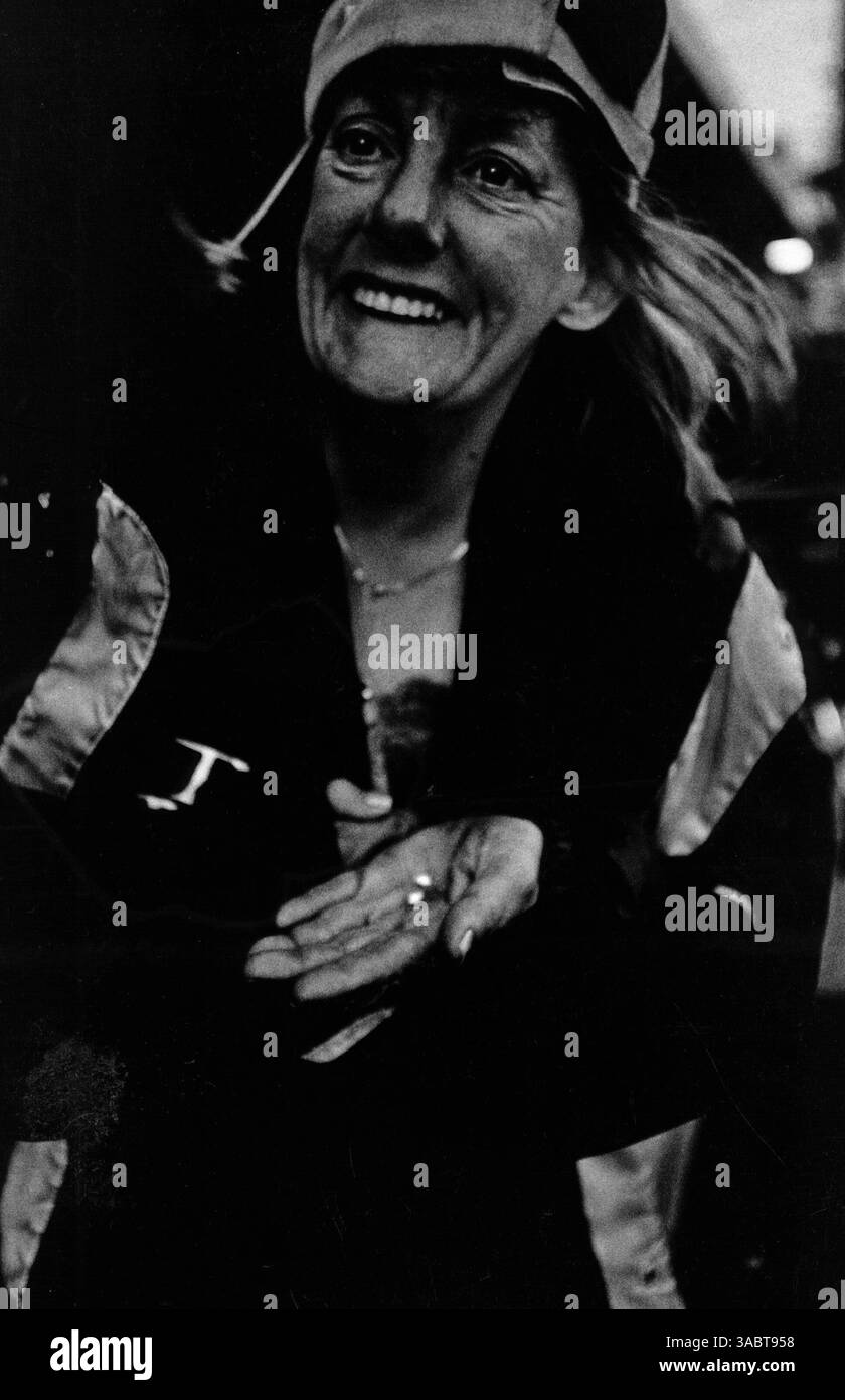 Januar 20, 2006 - Venice Beach, CA, USA - auf der Straße zu leben ist nie einfach und süchtig nach Crack Kokain und Alkohol hilft nicht. Es gibt Drogendealer, Gangs und willkürliche Schießereien, die das Leben komplizierter machen. Der Fotojournalist David Healey verbrachte mehrere Wochen auf der Straße, um das Leben nach Einbruch der Dunkelheit zu dokumentieren. Im Bild: TARA SMITH hält eines Nachts etwas Crack-Kokain aus. Randell ist Alkoholiker und sitzt jetzt im Gefängnis, Smith ist süchtig nach Crack Kokain und ist irgendwo in der Innenstadt von Los Angeles. (Bild: © David Healey/ZUMA Press) Stockfoto