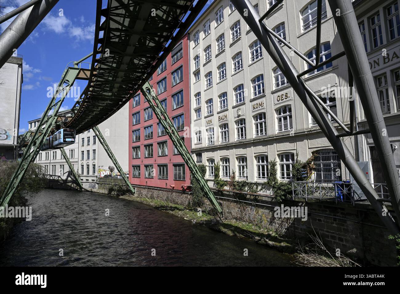 Schwebebahn über die Wupper, Landkreis Elberfeld, Wuppertal, Bergisches Land, Nordrhein-Westfalen, Deutschland, Europa Stockfoto