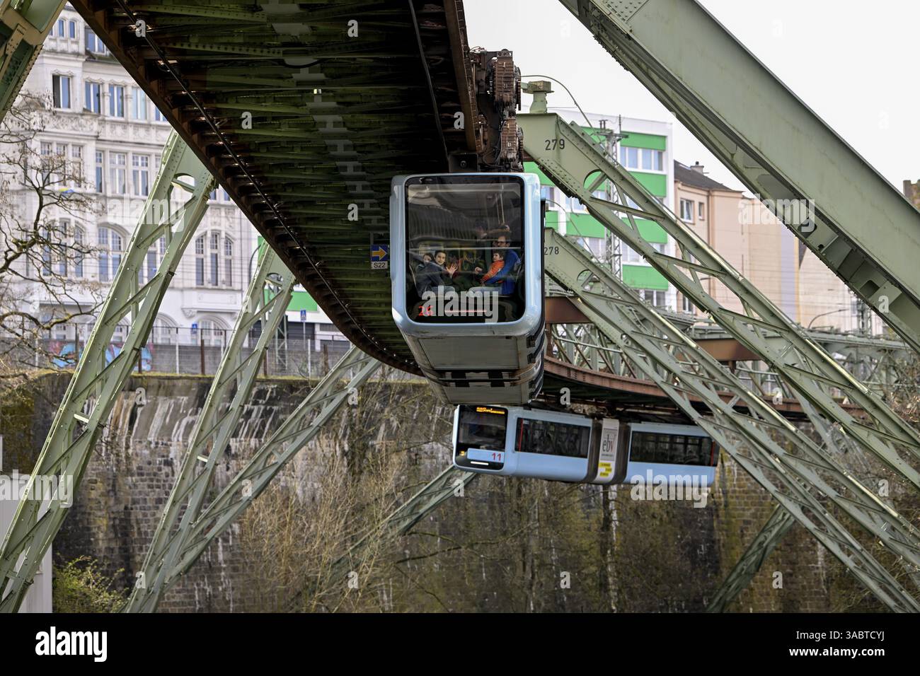 Schwebebahn über die Wupper, Landkreis Elberfeld, Wuppertal, Bergisches Land, Nordrhein-Westfalen, Deutschland, Europa Stockfoto