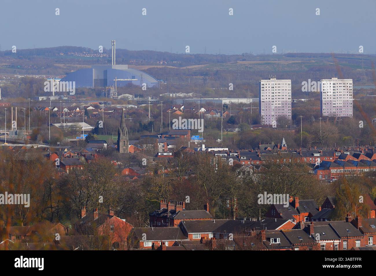 Blick über Hunslet zur neuen Enfinium Energy from Waste Facility in Cross Green, Leeds, West Yorkshire, UK Stockfoto