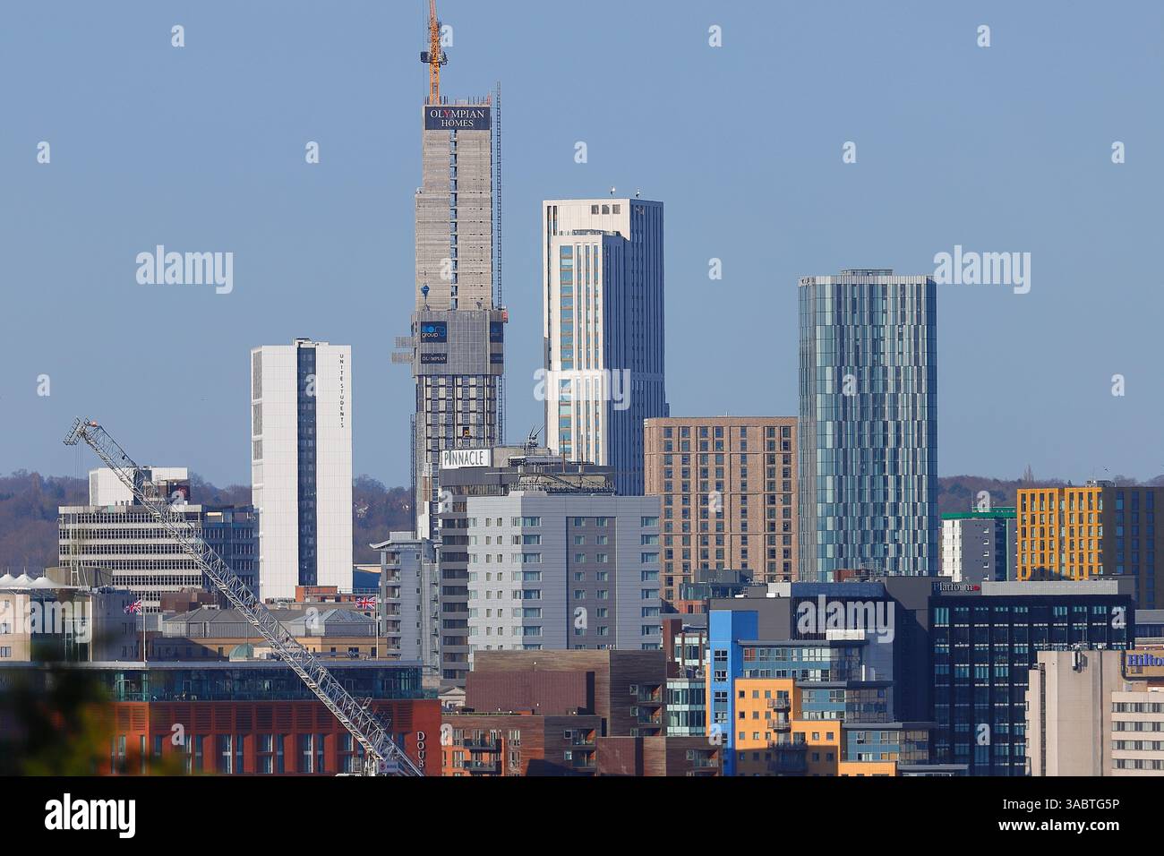 Blick auf das Stadtzentrum von Leeds mit Studentenunterkünften in Arena Campus Village Stockfoto