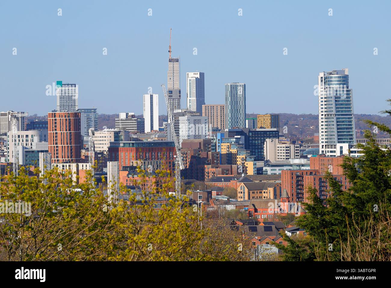 Blick auf das Stadtzentrum von Leeds mit Studentenunterkünften in Arena Campus Village Stockfoto
