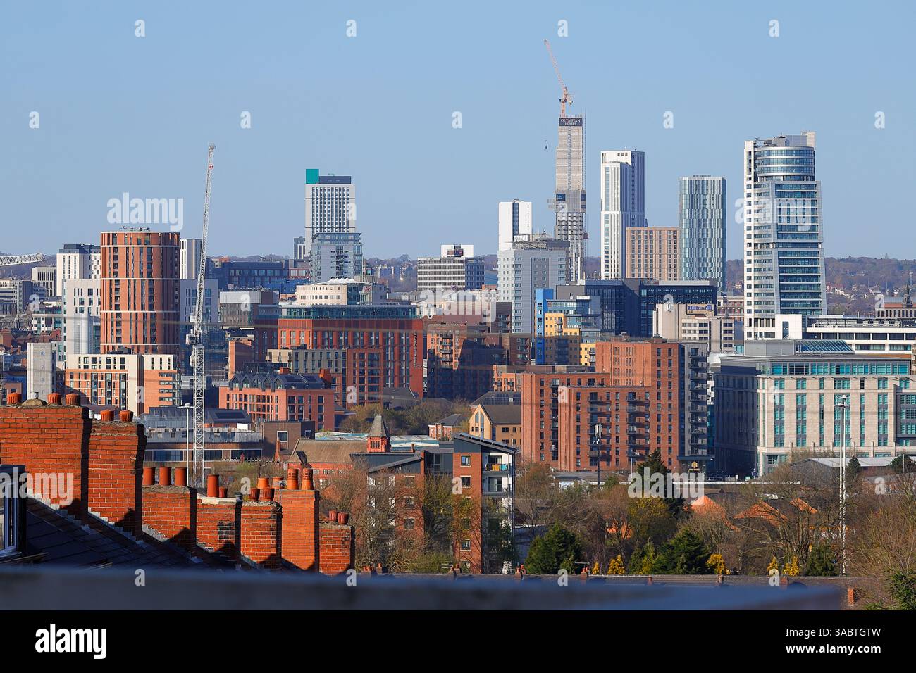 Blick auf das Stadtzentrum von Leeds mit Studentenunterkünften in Arena Campus Village Stockfoto
