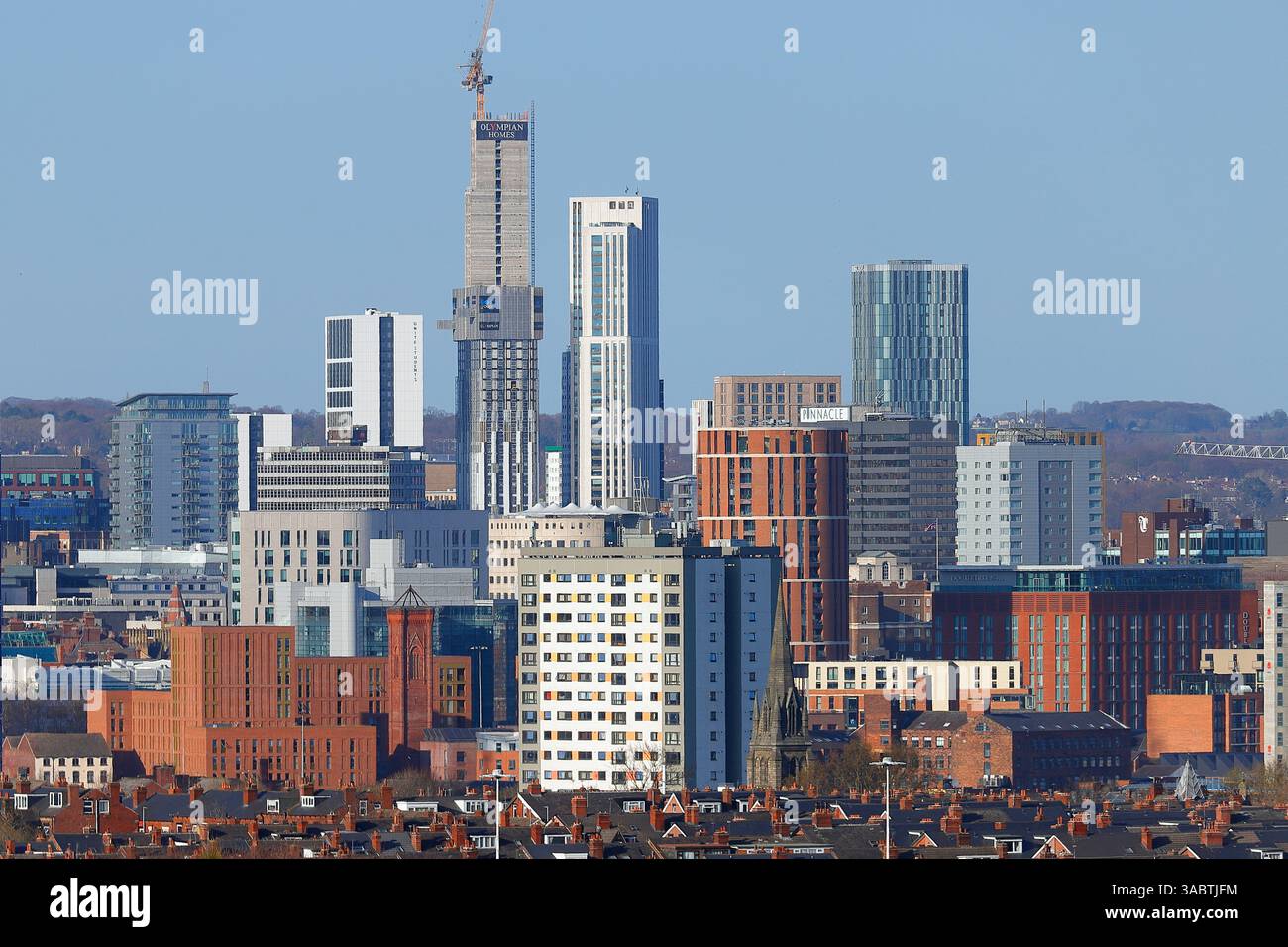 Blick auf das Stadtzentrum von Leeds mit Studentenunterkünften in Arena Campus Village Stockfoto