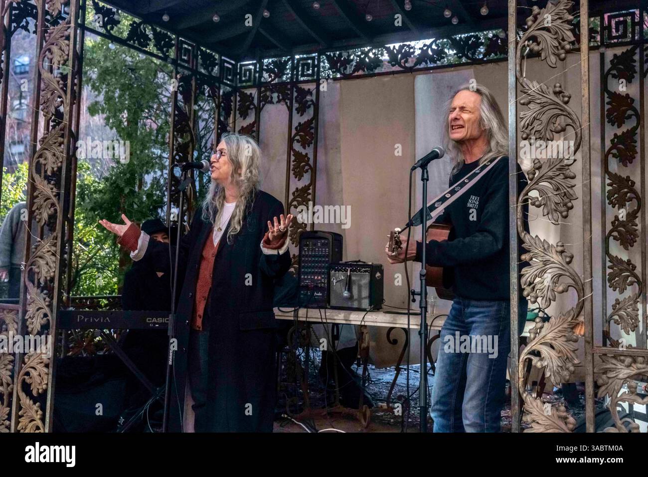 New York, NY, USA. April 2025. Patti Smith, Tochter Jesse Paris Smith, Lenny Kaye, spielt „People Haver the Power“ bei einem Konzert zu Save Elizabeth Street Garden in Soho, New York City. Der wunderschöne Garten steht vor Schließung und Abriss durch einen unglücklichen Bürgermeister Adams, der sich bemüht, den Garten in erschwingliche Wohnungen umzuwandeln. Der Garten hat auf zahlreiche leere Grundstücke in der Nachbarschaft hingewiesen, die die Wohnung erleichtern könnten, ohne die viel geliebte Grünfläche zu zerstören, die so viele über die Jahre glücklich gemacht hat. (Kreditbild: © Daniel Efram/ZUMA Press Wire) NUR REDAKTIONELLE VERWENDUNG! Stockfoto