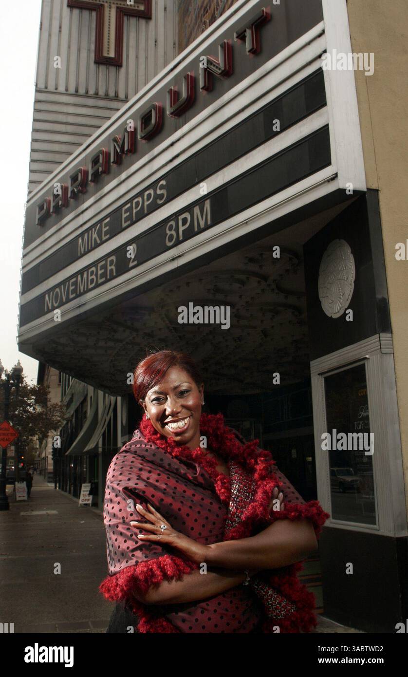 Hope Briggs, eine Sopranistin mit der Oakland East Bay Symphony, posiert am Dienstag, den 30. Oktober 2007 vor dem Paramount Theatre in Oakland, Kalifornien. . (Dean Coppola/Contra Costa Times/ZUMA Press) Stockfoto