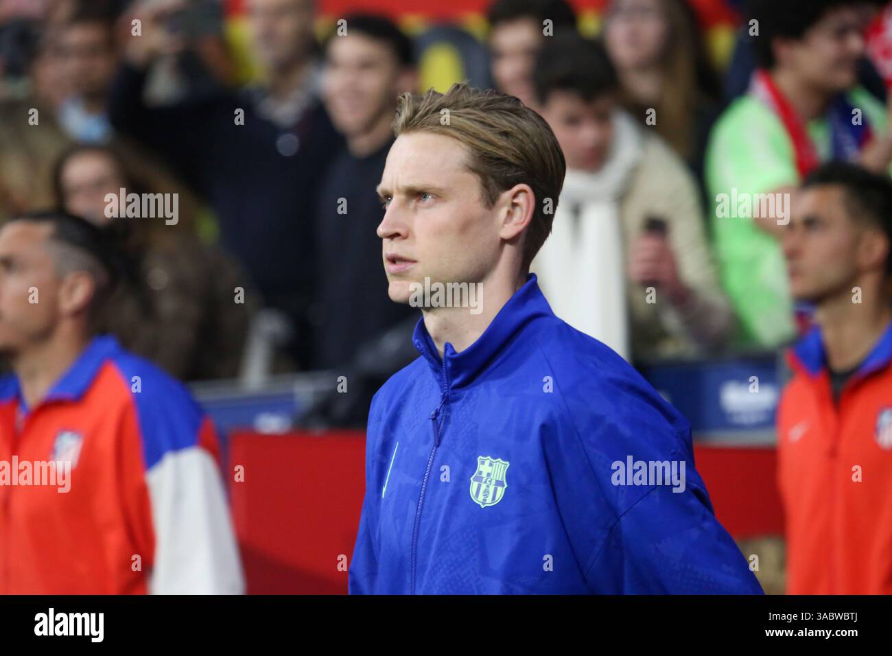 Madrid, Spanien, 2. April 2025: FC Barcelona Spieler Frenkie de Jong (21) während des Copa del Rey Halbfinals, zweites Leg, zwischen Atlético de Madrid und FC Barcelona am 2. April 2025 im Riyadh Air Metropolitano Stadium in Madrid, Spanien. Quelle: Alberto Brevers / Alamy Live News. Stockfoto