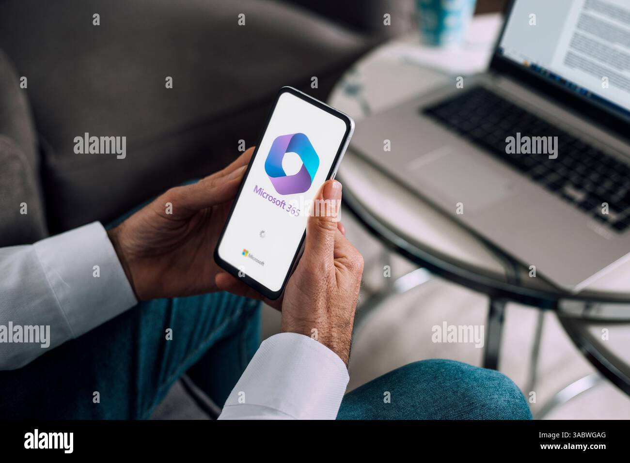 Mann, der ein Mobiltelefon mit dem Logo von Microsoft Office 365 auf dem Bildschirm verwendet. ROSARIO, ARGENTINIEN - 2. APRIL 2025. Stockfoto
