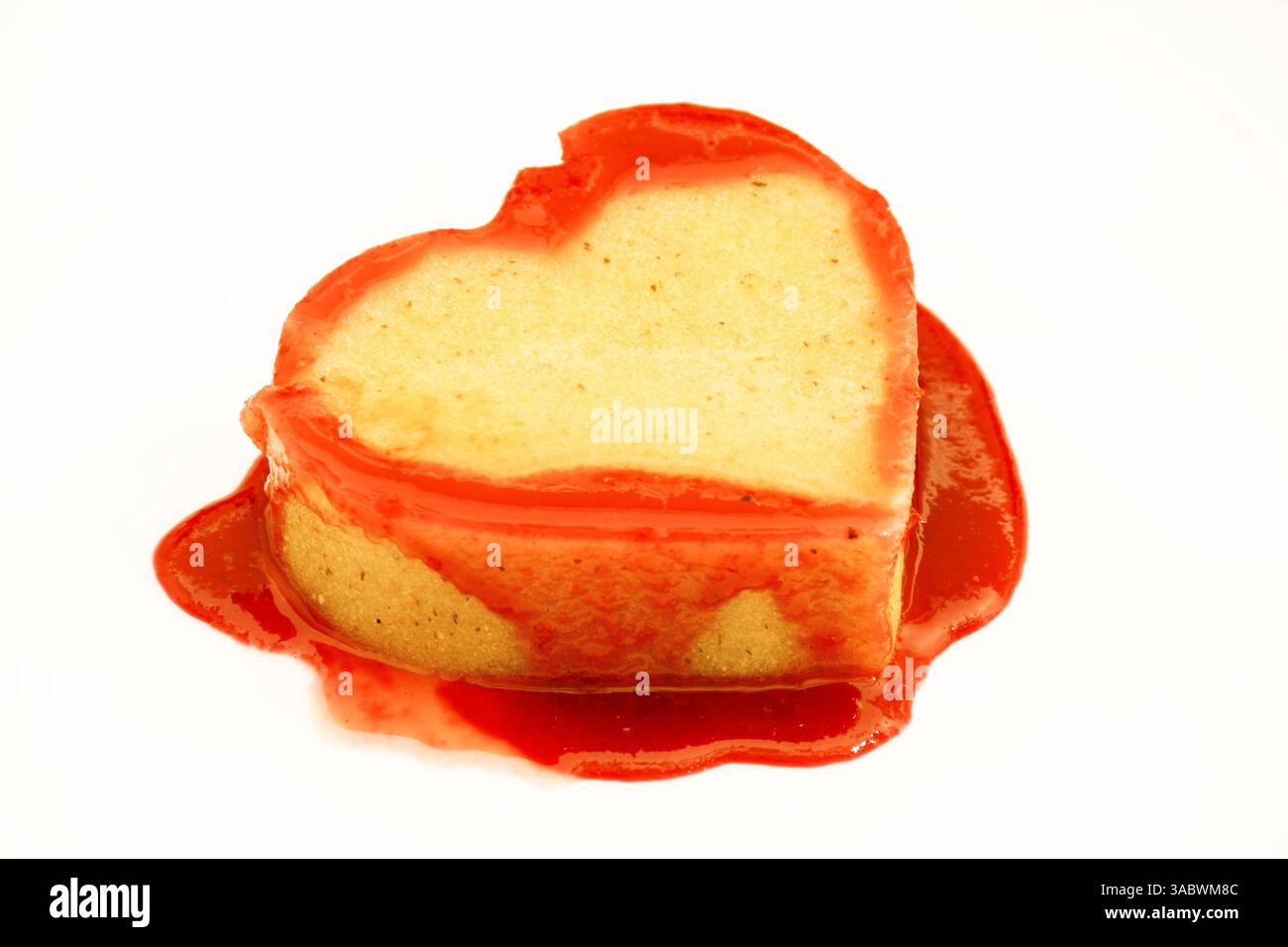Postre en forma de corazón con textura suave y esponjosa, flauschige Textur, garniert mit roter Hochglanzsauce. Perfekt für Feiern oder romantische Momente. Stockfoto