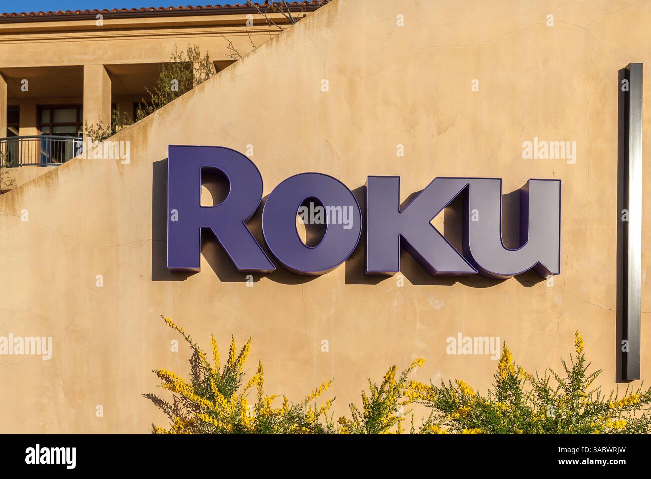 Los Gatos, Kalifornien, USA - 29. März 2018: Nahaufnahme des Roku-Zeichens in Los Gatos, CA. Roku ist eine Serie von Streaming-Playern, die von Roku, Inc. Hergestellt werden Stockfoto