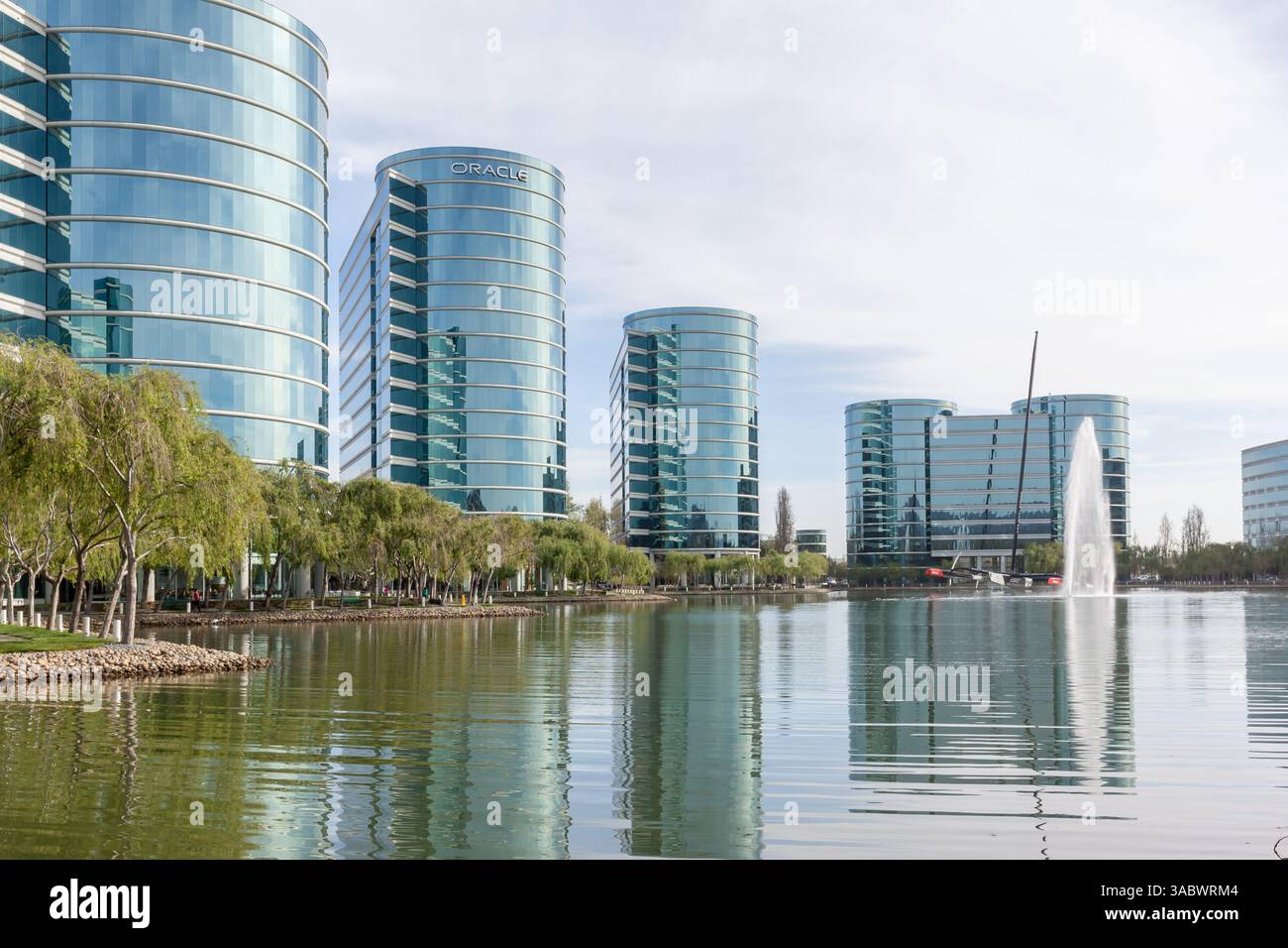 Redwood Shores, Kalifornien, USA - 30. März 2018: Oracles Hauptsitz im Silicon Valley View from Street. Stockfoto