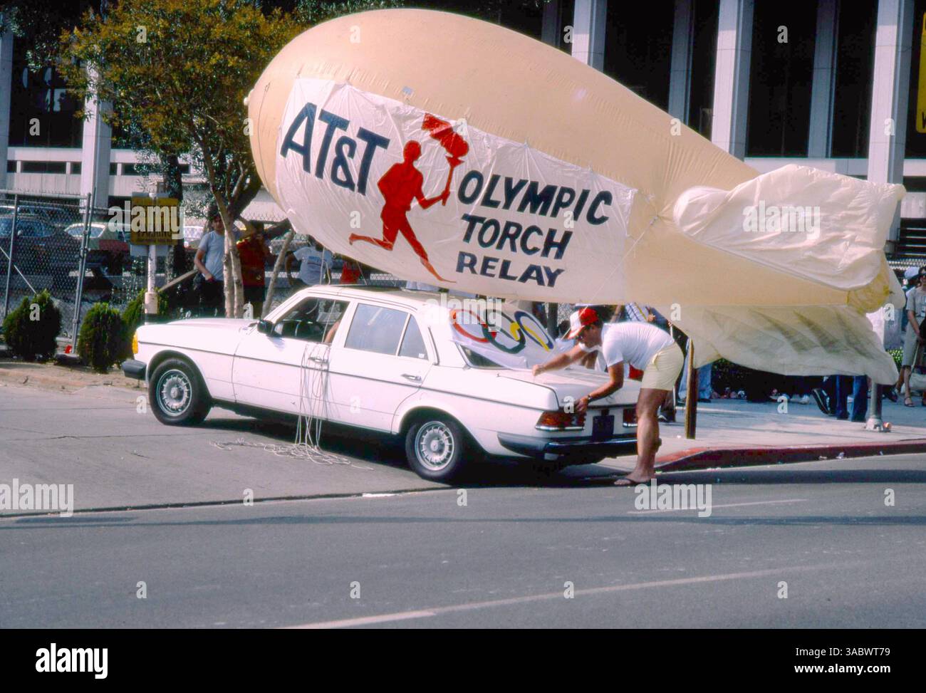 Los Angeles, CA, USA, Juli 1984. Person, die die letzten Vorbereitungen vor der Teilnahme an der Karawane nach der Olympischen Flamme auf den Straßen von L.A. getroffen hat, Tage vor den Olympischen Sommerspielen. Stockfoto