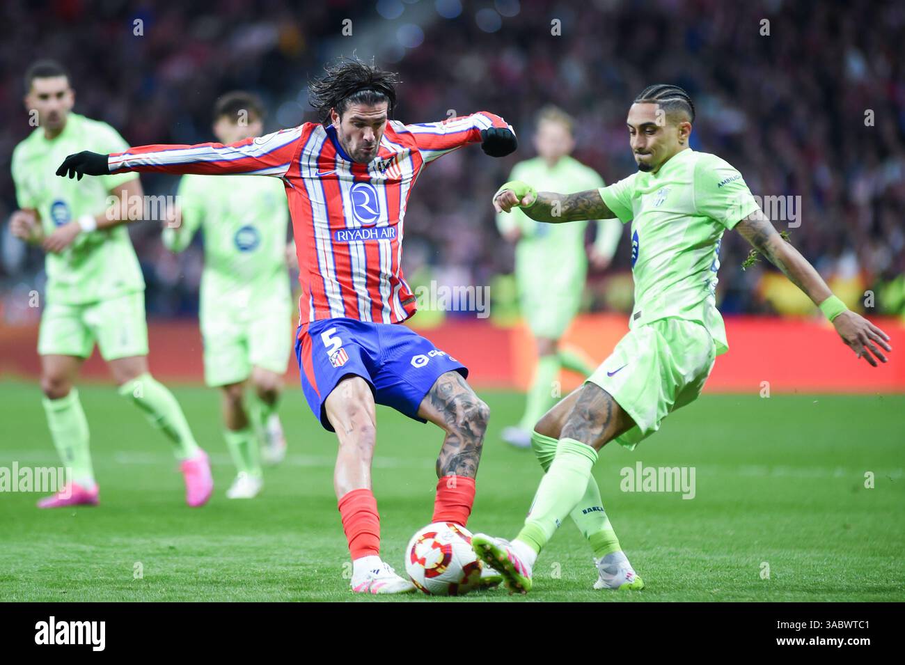 Madrid, Spanien. April 2025. Raphinha (R) vom FC Barcelona streitet mit Rodrigo de Paul vom Atletico de Madrid im Halbfinale der Copa del Rey im 2. Leg des Fußballspiels zwischen dem FC Barcelona und Atletico de Madrid im Riyadh Air Metropolitano Stadion in Madrid, Spanien, am 2. April 2025. Gustavo Valiente/Xinhua/Alamy Live News Stockfoto
