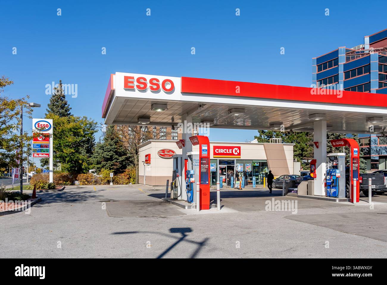 Eine Esso-Tankstelle in Markham, Ontario, Kanada. Stockfoto