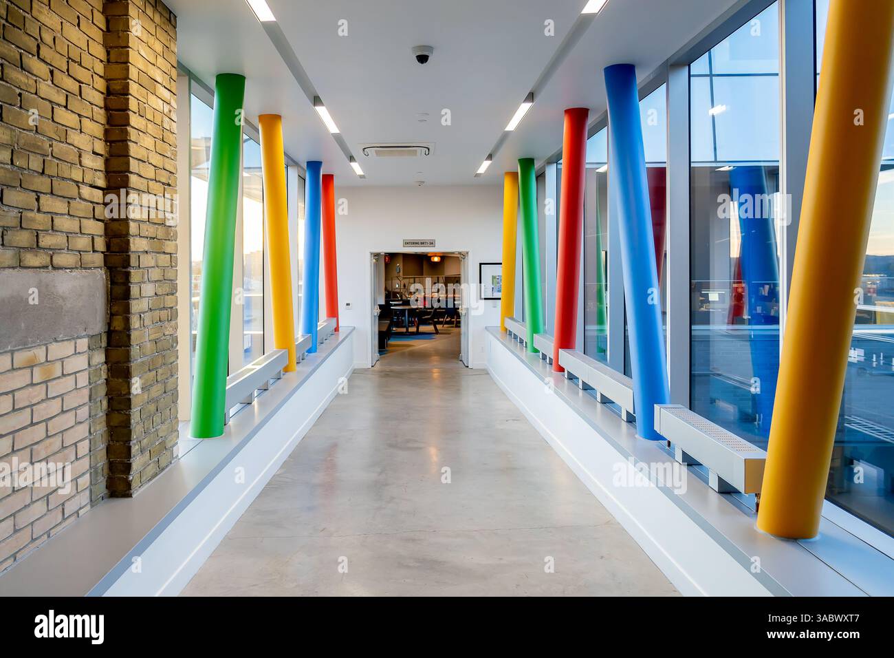 Kitchener, ON, Kanada – 19. Dezember 2018: Verbindung zwischen Altbau und Neubau im Büro von Google Canada Kitchener-Waterloo. Stockfoto