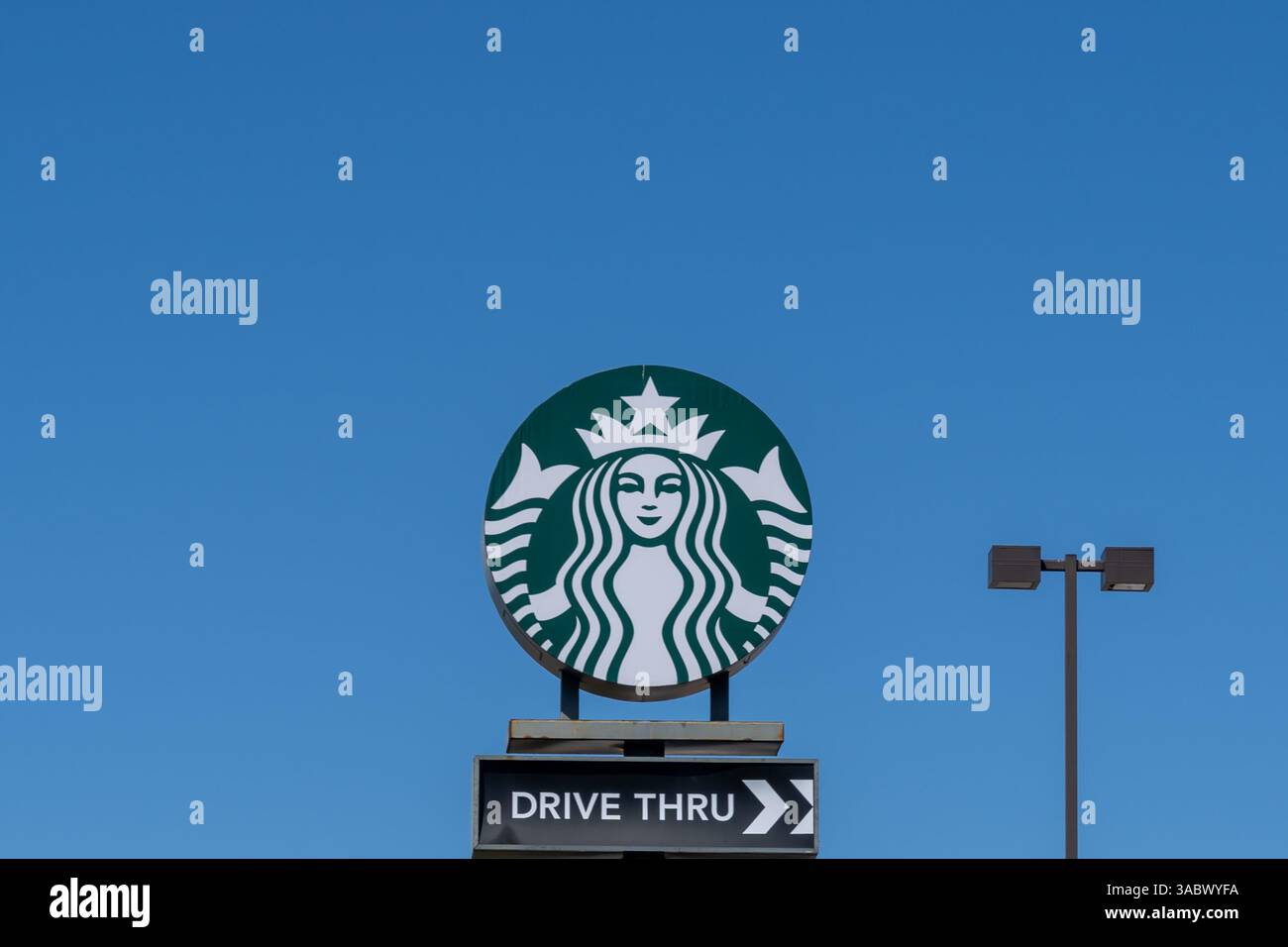 Fort Worth, Texas, USA – 19. März 2022: Starbucks Stange Logo-Schild mit blauem Himmel im Hintergrund. Stockfoto