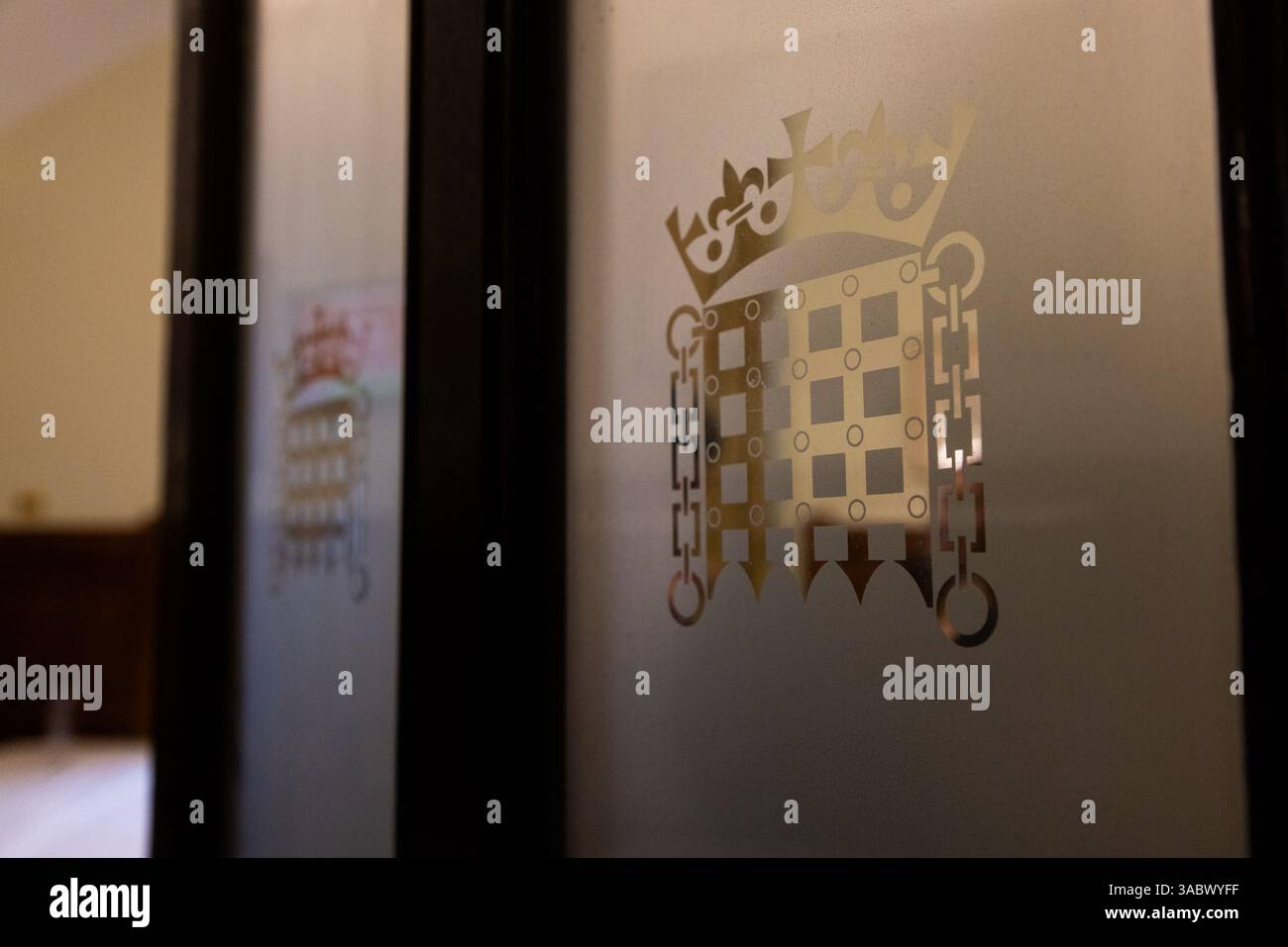 Das Emblem des britischen Parlaments befindet sich an der Tür des Speisesaals in den Houses of Parliament in Westminster. Stockfoto