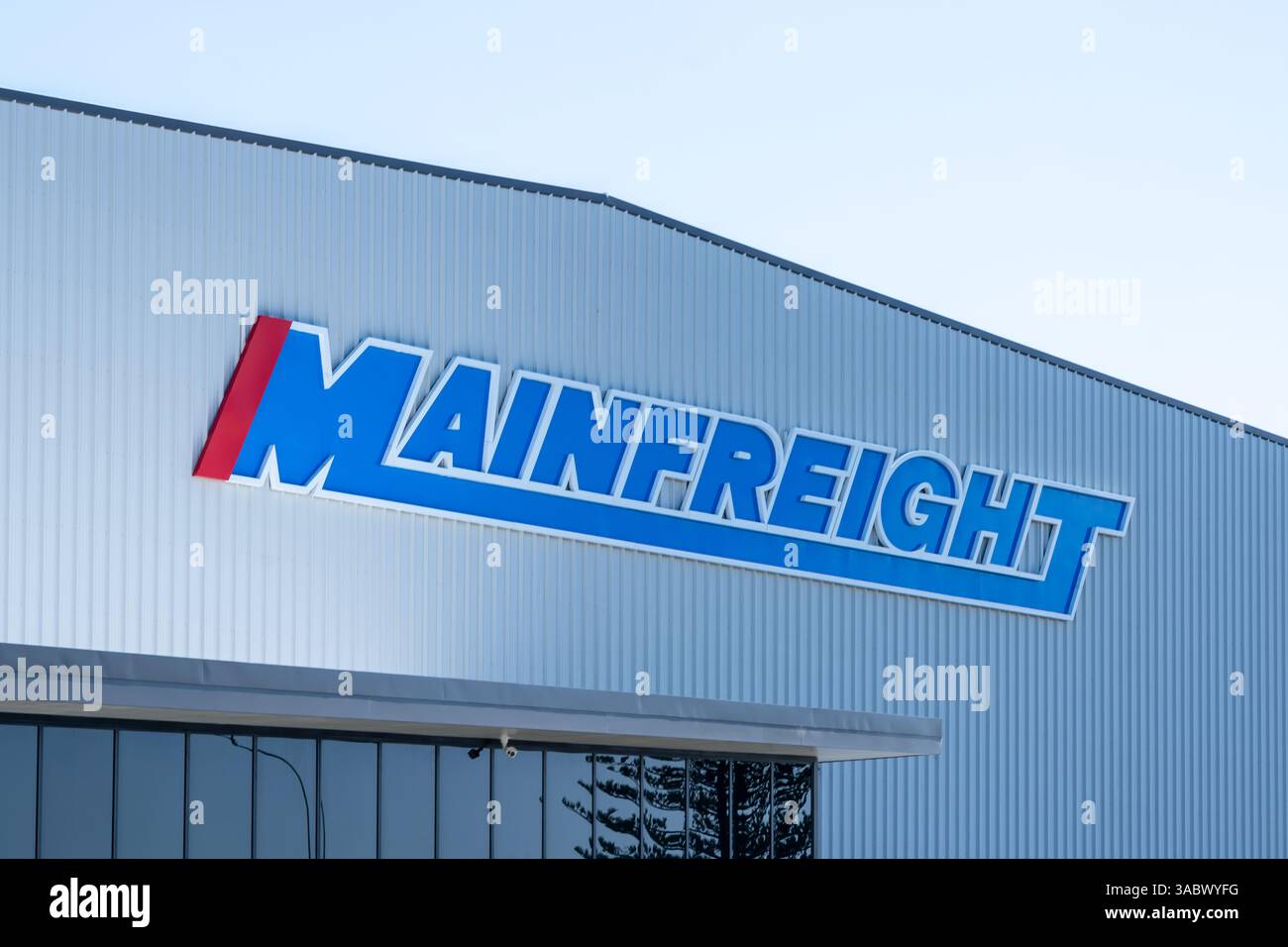 Auckland, Neuseeland - 1. Februar 2024: Mainfreight-Logo-Schild auf dem Gebäude in der Niederlassung in Auckland, Neuseeland. Stockfoto