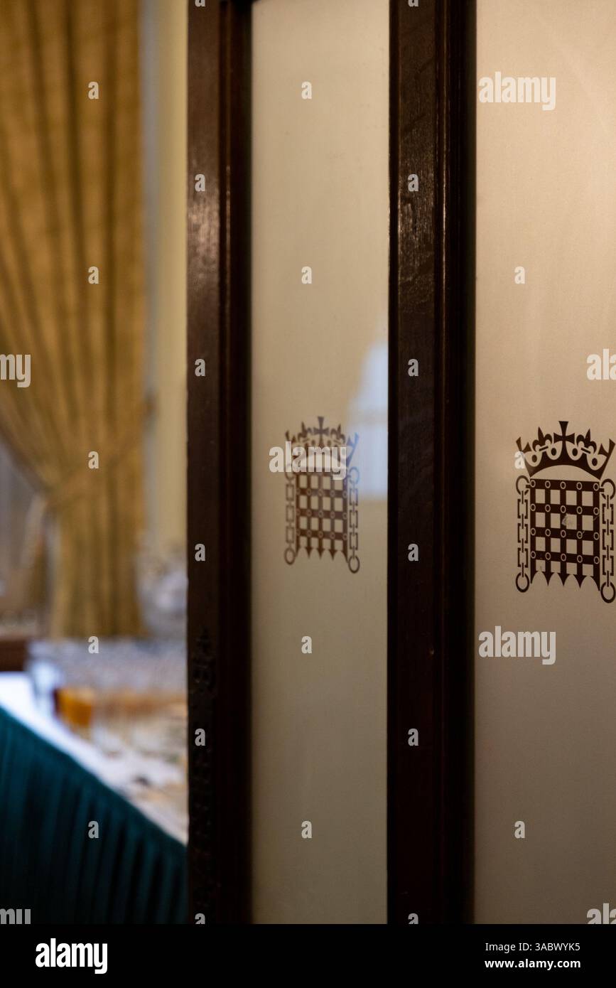 Das Emblem des britischen Parlaments befindet sich an der Tür des Speisesaals in den Houses of Parliament in Westminster. Stockfoto