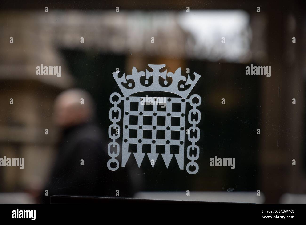 Das Emblem des britischen Parlaments prangte an einem Fenster in den Houses of Parliament in Westminster. Stockfoto