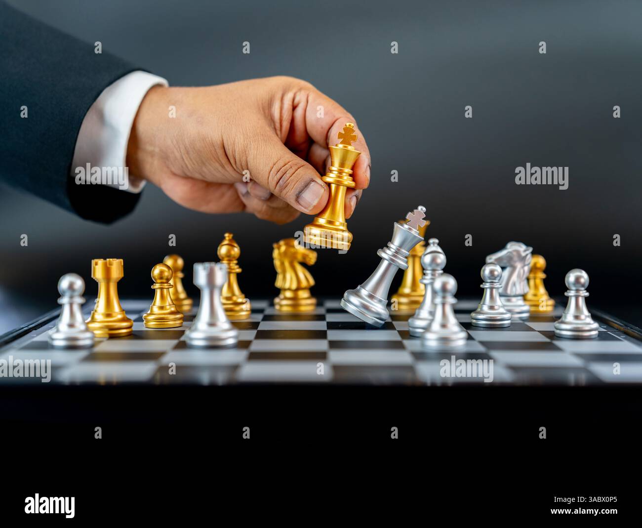 Geschäftsmann, der das Geschäft plant, spielt das gleiche wie Schachspiel für führende Strategie erfolgreiches Business Leader-Konzept Stockfoto