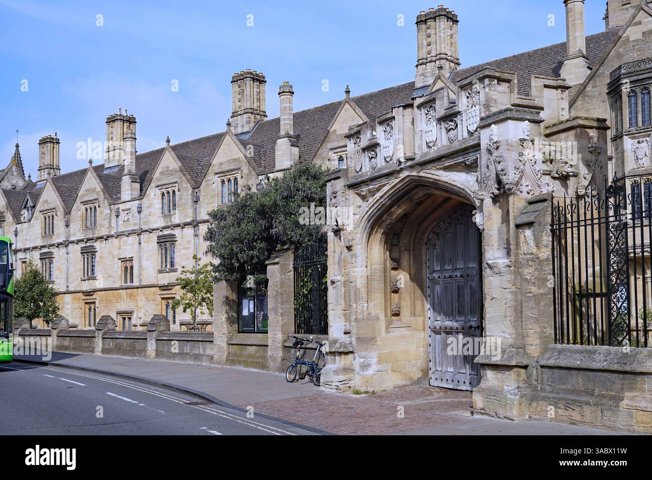 Gotische College-Gebäude an der High Street in Oxford Stockfoto