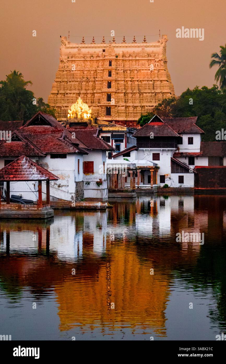 Sonnenuntergang Glory im Padmanabhaswamy Tempel – Ein spirituelles Spektakel Stockfoto