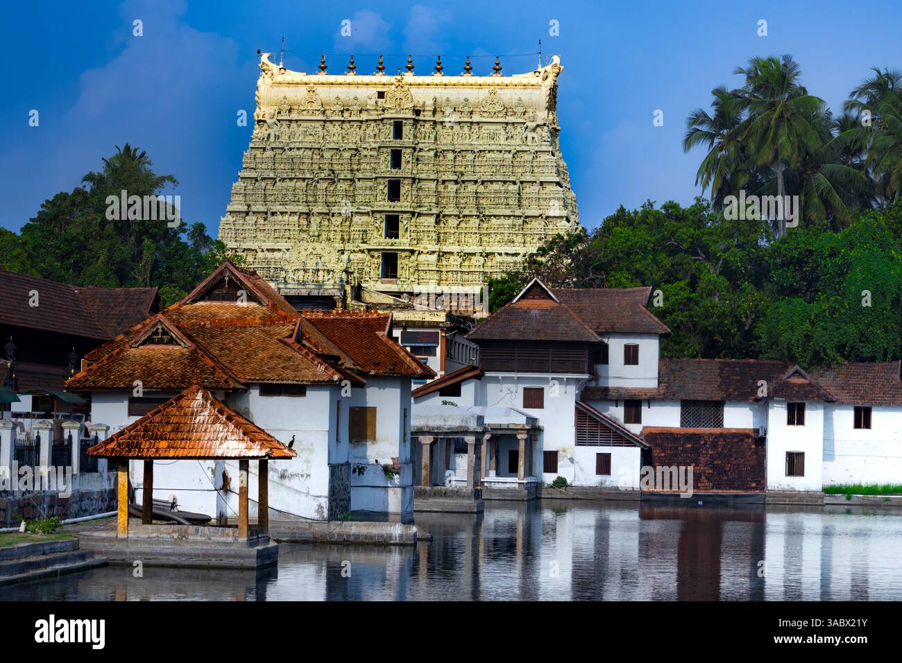 Ein Blick in das Göttliche – die heilige Schönheit des Tempels Padmanabhaswamy Stockfoto