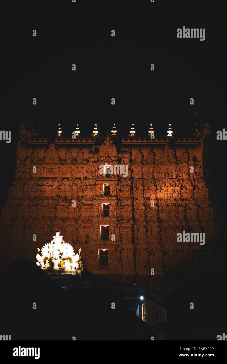 Spirituelle Eleganz: Der ikonische Gopuram des Padmanabhaswamy Tempels Stockfoto