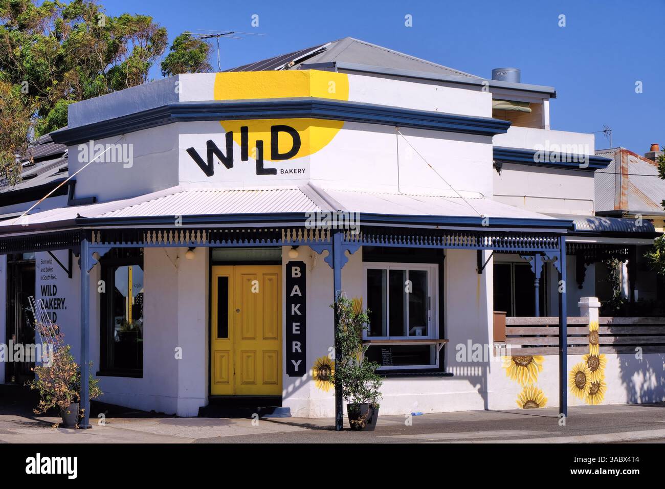 Wild Bakery Street Art mit Sonnenblumen von Holly Ogden in South Terrace, South Fremantle, Perth, Western Australia Stockfoto