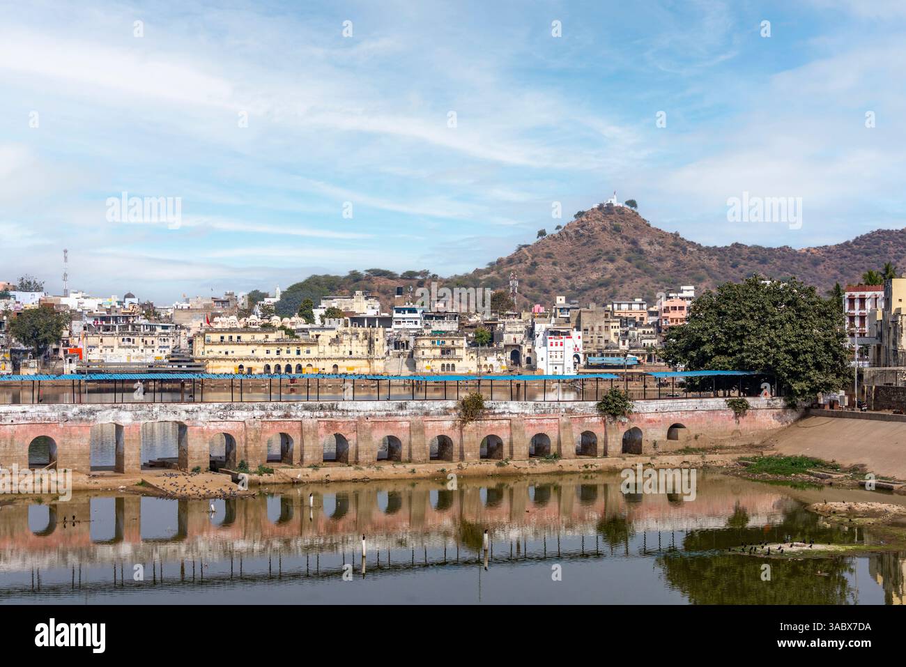 Eine andere Perspektive auf den Calm Lake von Pushkar City – Ruhe in Rajasthan Stockfoto