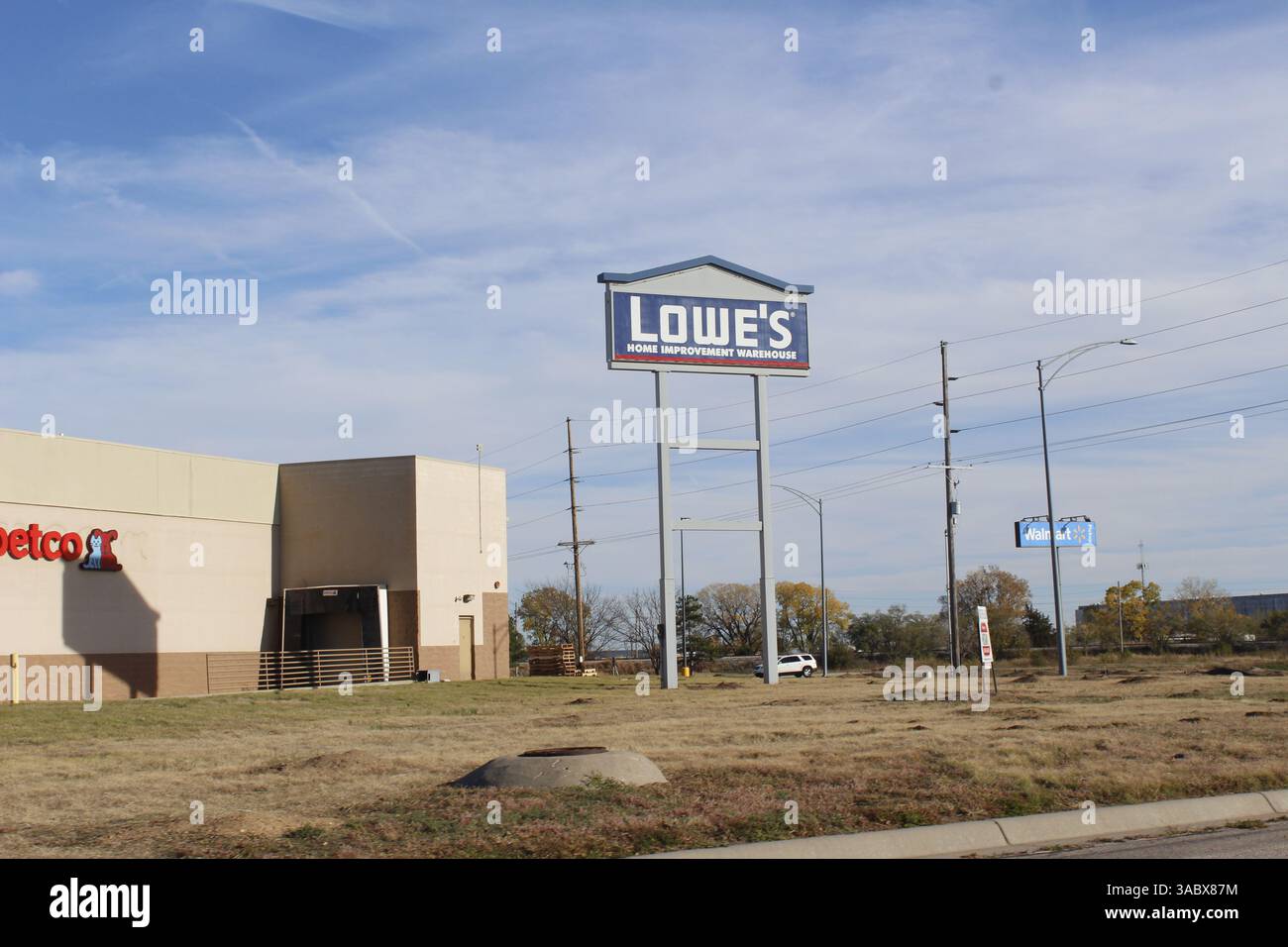 Lowes Schild auf einer Stange mit blauem Himmel draußen Stockfoto