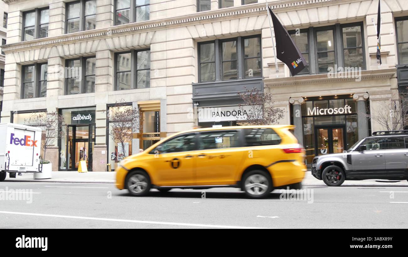 New York City, USA - 8. September 2023: Manhattan Midtown Street, Fifth 5 Avenue. US-amerikanischer Straßenverkehr. Gelbes Taxi in den USA. Menschen Fußgänger. Boutiquen zum Einkaufen Stockfoto