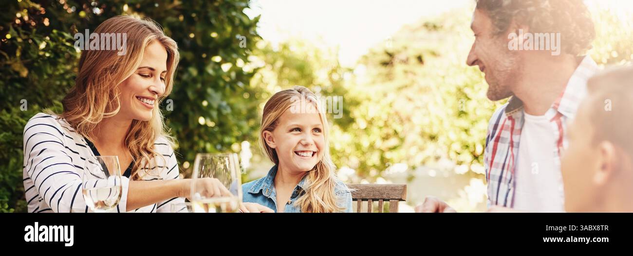 Mom, Dad und Kinder auf der Terrasse essen mit Lächeln, Bindungen und Familie essen zusammen im Garten. Vater, Mutter und Kinder am Tisch für den Garten im Freien Stockfoto