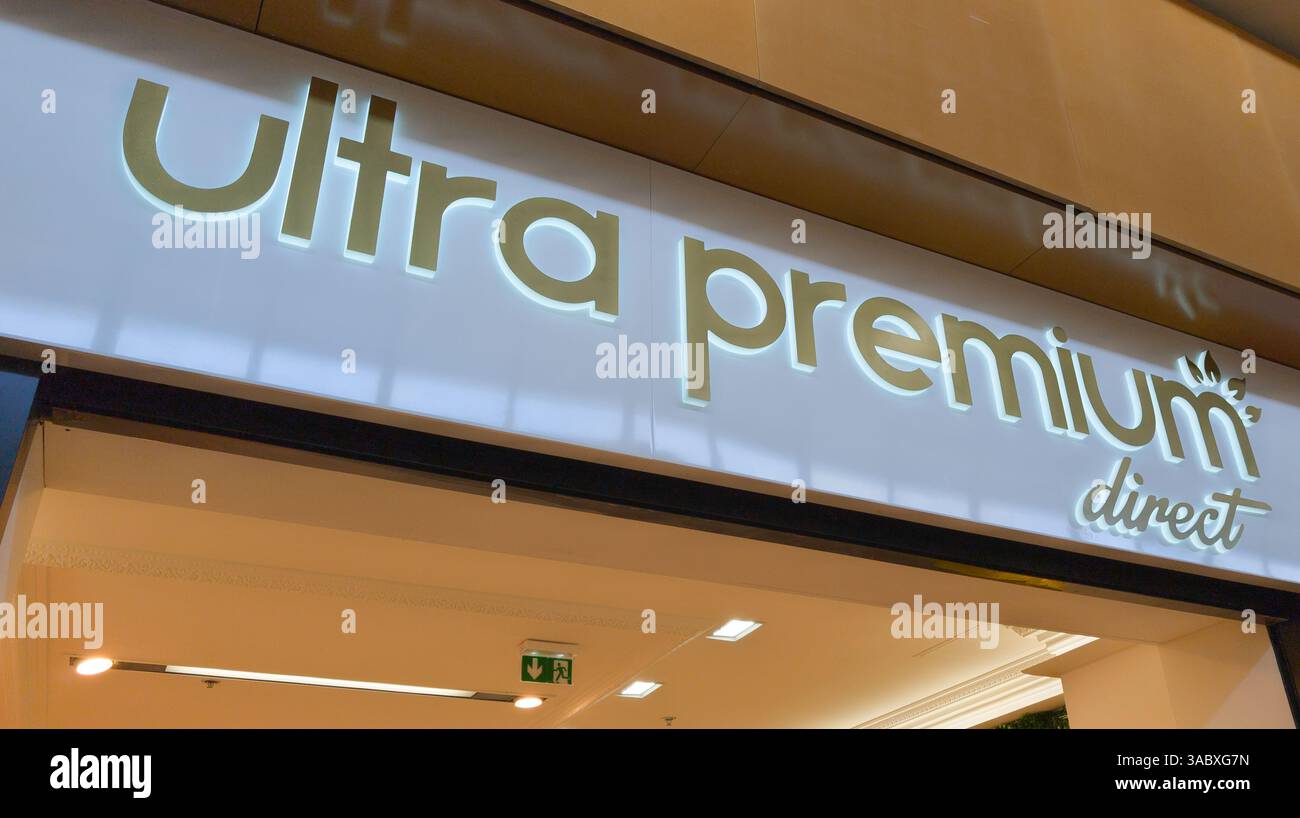 Bordeaux , Aquitaine Frankreich - 04 03 2025 : Ultra Premium Direct Sign Text Shop und Markenlogo Shop Premium kornfreie Trockenfutter mit maximalem natürlichen Eindringen Stockfoto