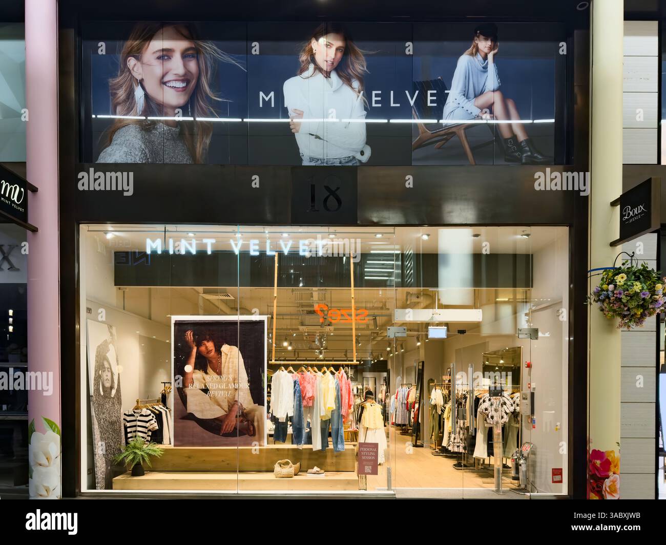 Mint Velvet Storefront in Liverpool am frühen Abend - Smartphone-aufgenommenes Stockfoto