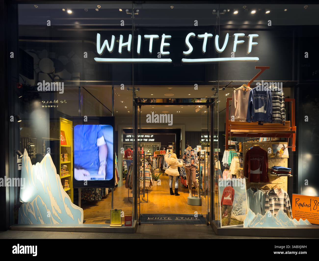 White Stuff Storefront in Liverpool am frühen Abend - Smartphone-aufgenommenes Stockfoto