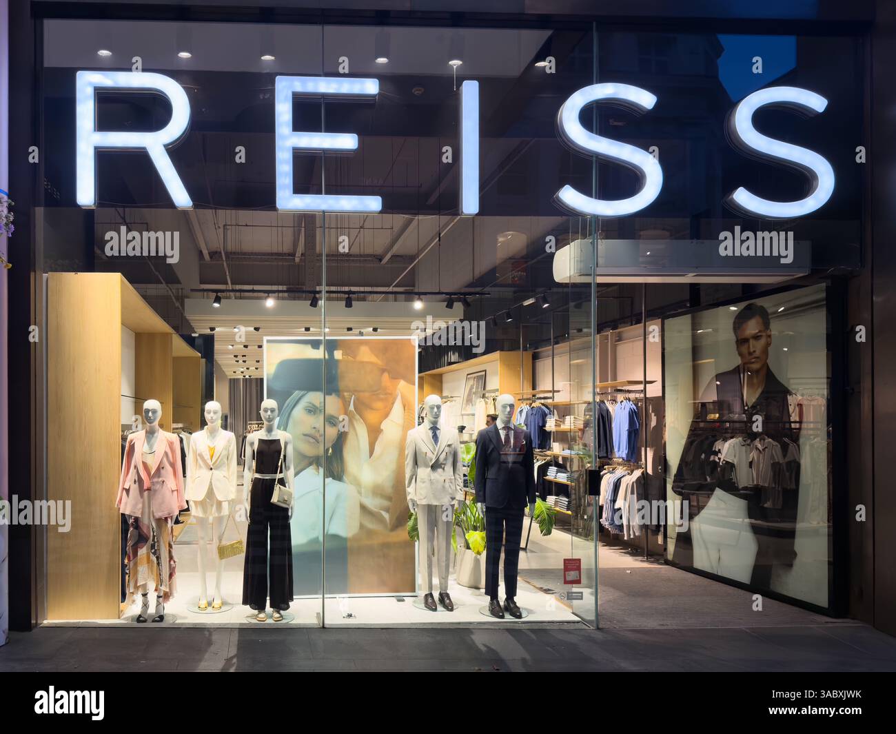 Reiss Storefront in Liverpool One am frühen Abend - Smartphone-aufgenommenes Stockfoto