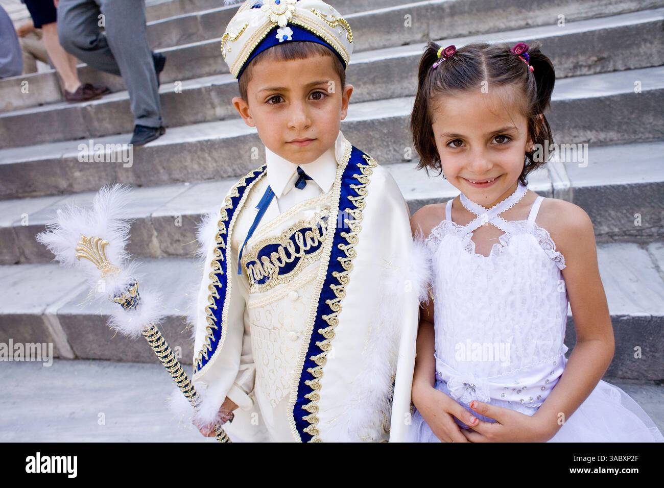 August 2007 - Istanbul, Türkei - Ein Junge in traditioneller „sŸnnet“-Uniform (Beschneidungskleidung) spaziert mit seiner Familie durch eine Moschee in Istanbul, Türkei. Türkische Jungen werden im Alter zwischen sieben und neun Jahren beschnitten. Die Beschneidung markiert den Übergang von der Kindheit zur Männlichkeit. Istanbul, eine Stadt mit etwa 14 Millionen Einwohnern und die größte Stadt der Türkei, liegt im Bosporus zwischen Europa und Asien. Es ist eine der ältesten Städte der Welt. Es war einst das Zentrum des Oströmischen Reiches und hieß Konstantinopel, benannt nach dem römischen Kaiser Konstantin. In Stockfoto