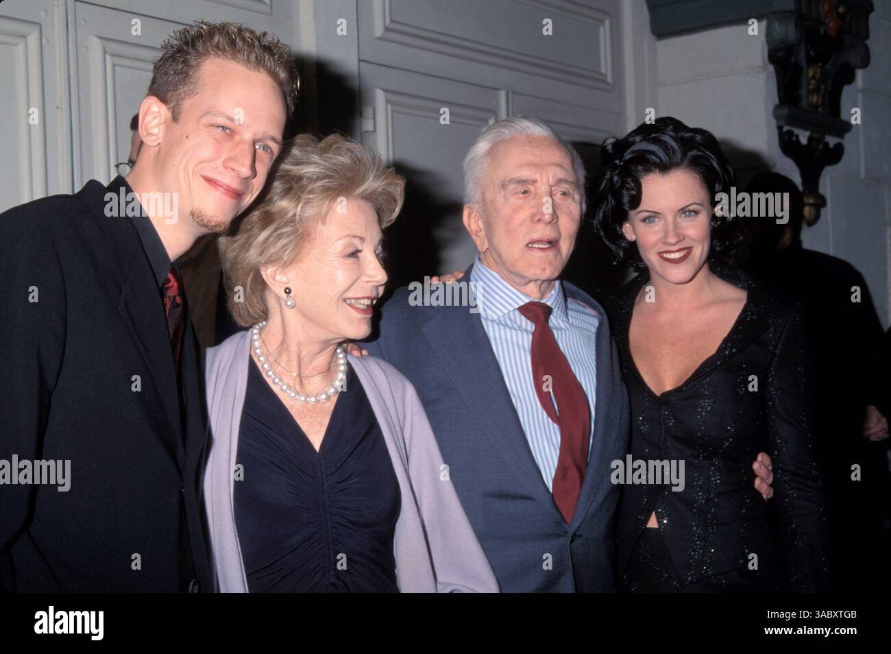 Dezember 1999 - Westwood, CA, USA - JOHN ASHER mit KIRK DOUGLAS, ANNE DOUGLAS und JENNY MC CARTHY bei der Diamonds Premiere. (Bild: © Kathy Hutchins/ZUMA Press) Stockfoto