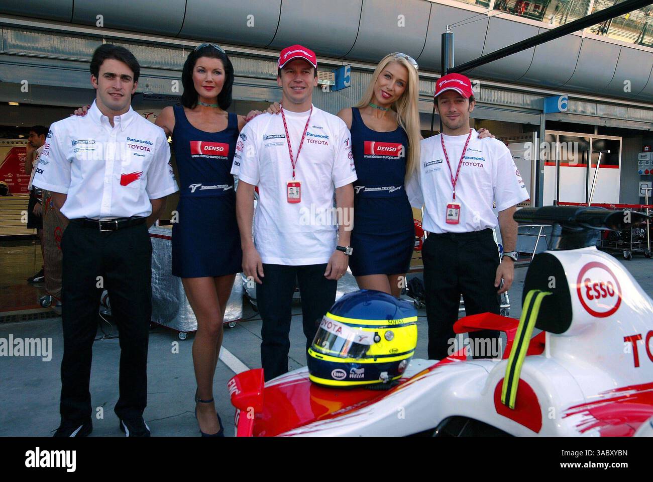 L bis R): Ricardo Zonta (BRA) Toyota Testfahrer, Olivier Panis (FRA) Toyota und Cristiano da Matta (BRA) Toyota treffen die Denso-Mädchen. Formel-1-Weltmeisterschaft, Rd14, Grand Prix von Italien, Renntag, Monza, Italien, 14. September 2003..DIGITALES BILD (Credit Image: ©Sutton Motorsports/ZUMA Press) Stockfoto